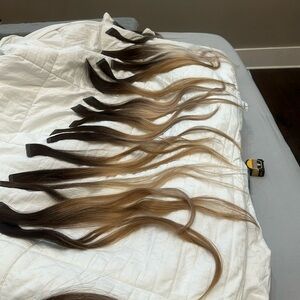 Not sure the brand of hair, but I know it’s high-quality from a salon 22 inches